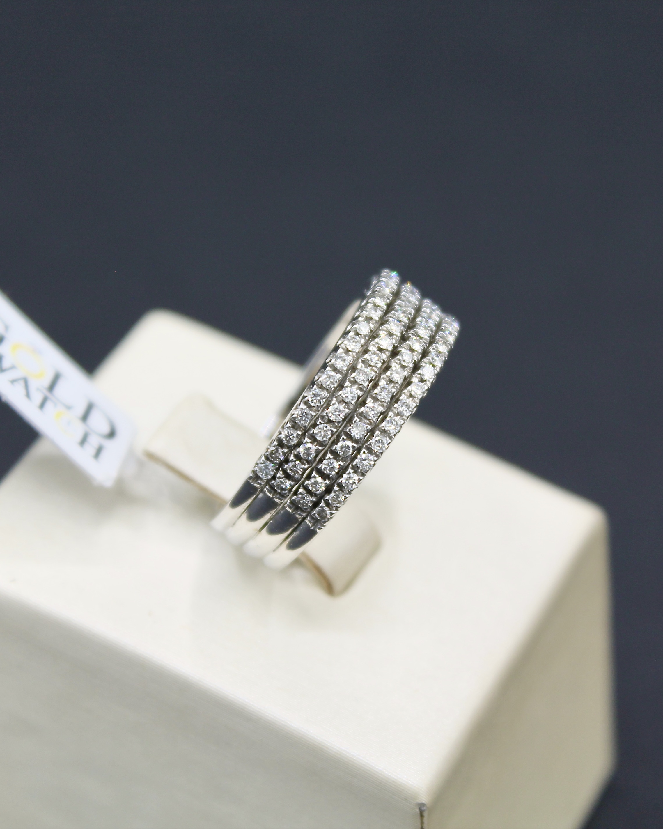 anello pavè in oro bianco 18k e diamanti