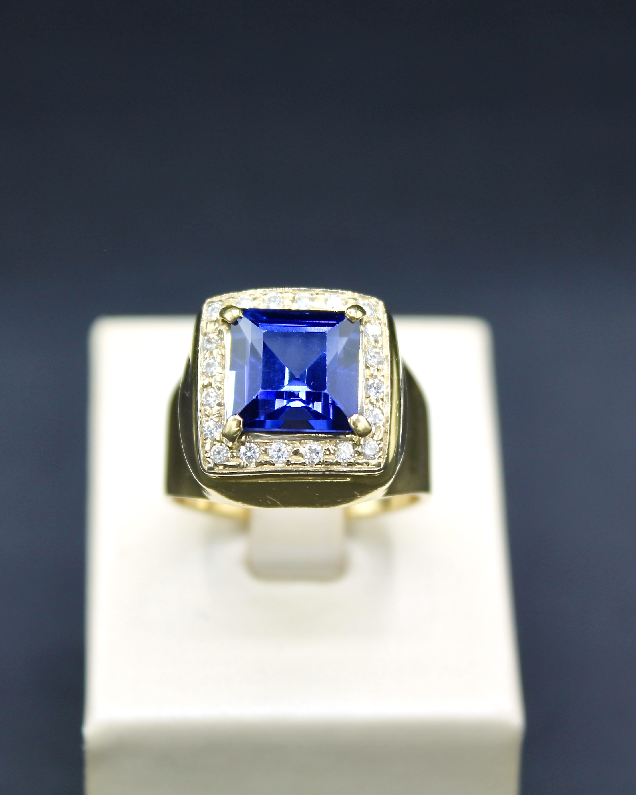 Anello in oro 18K con zirconi