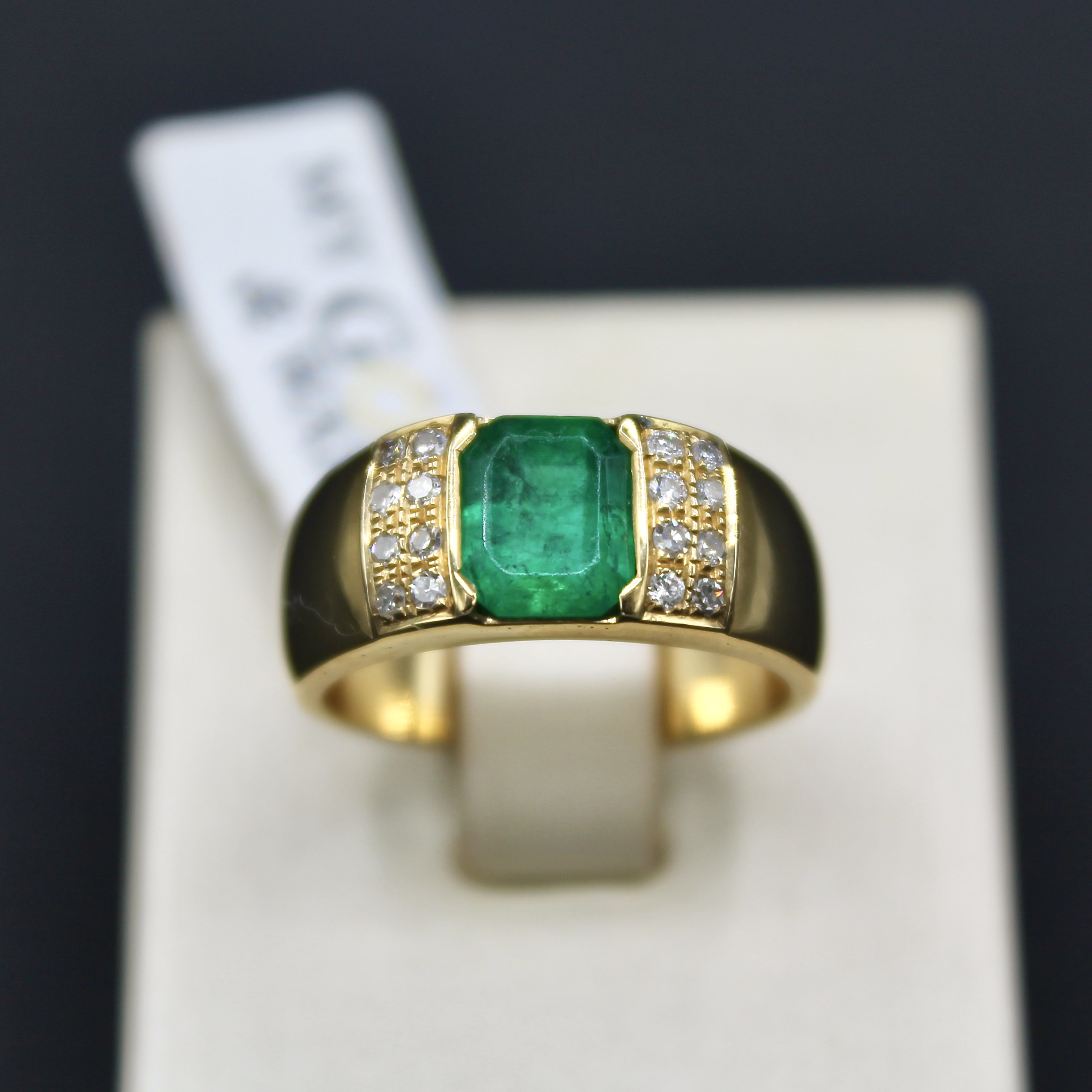 Anello oro giallo 18k con smeraldo e diamanti