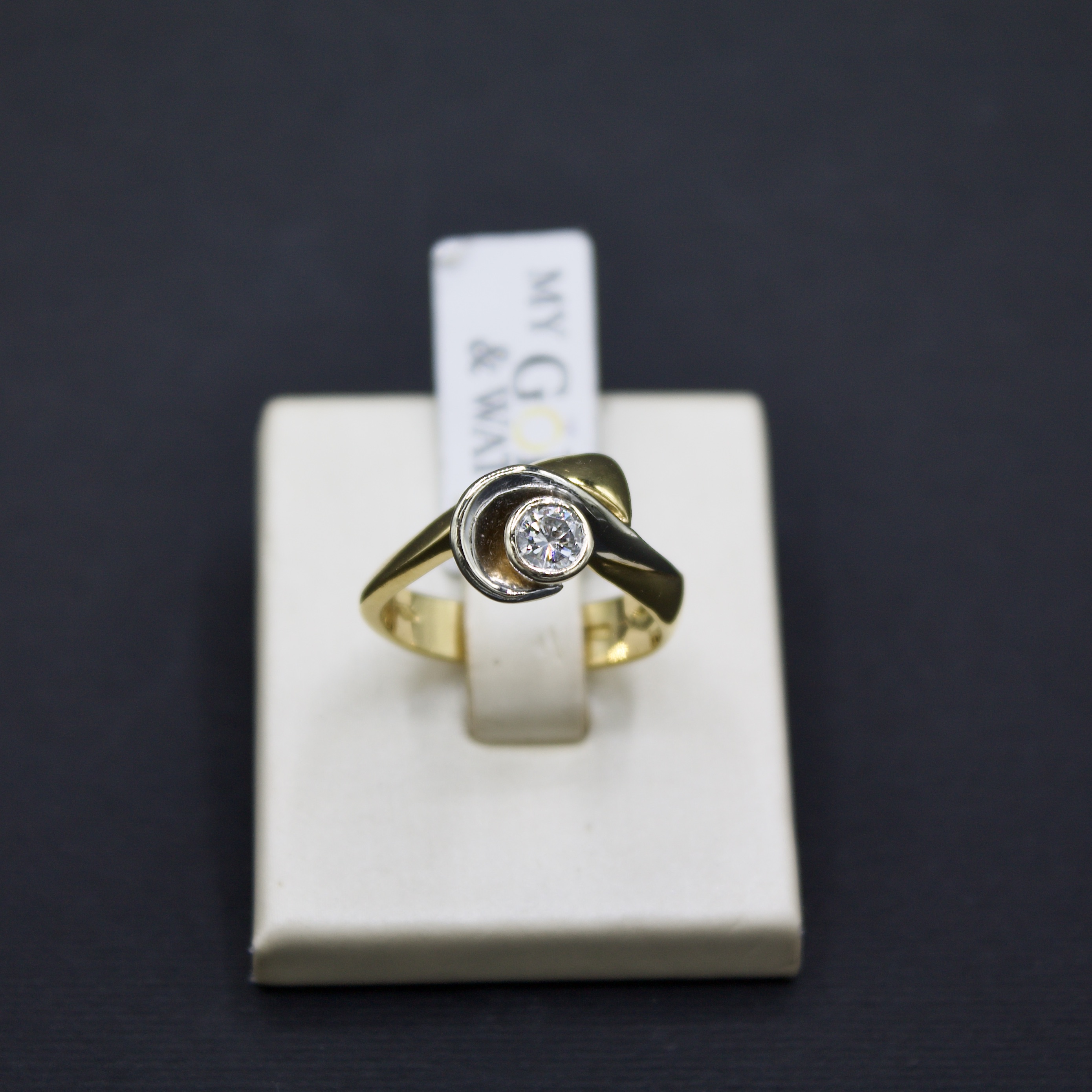 Anello in oro giallo e bianco 18k con diamante