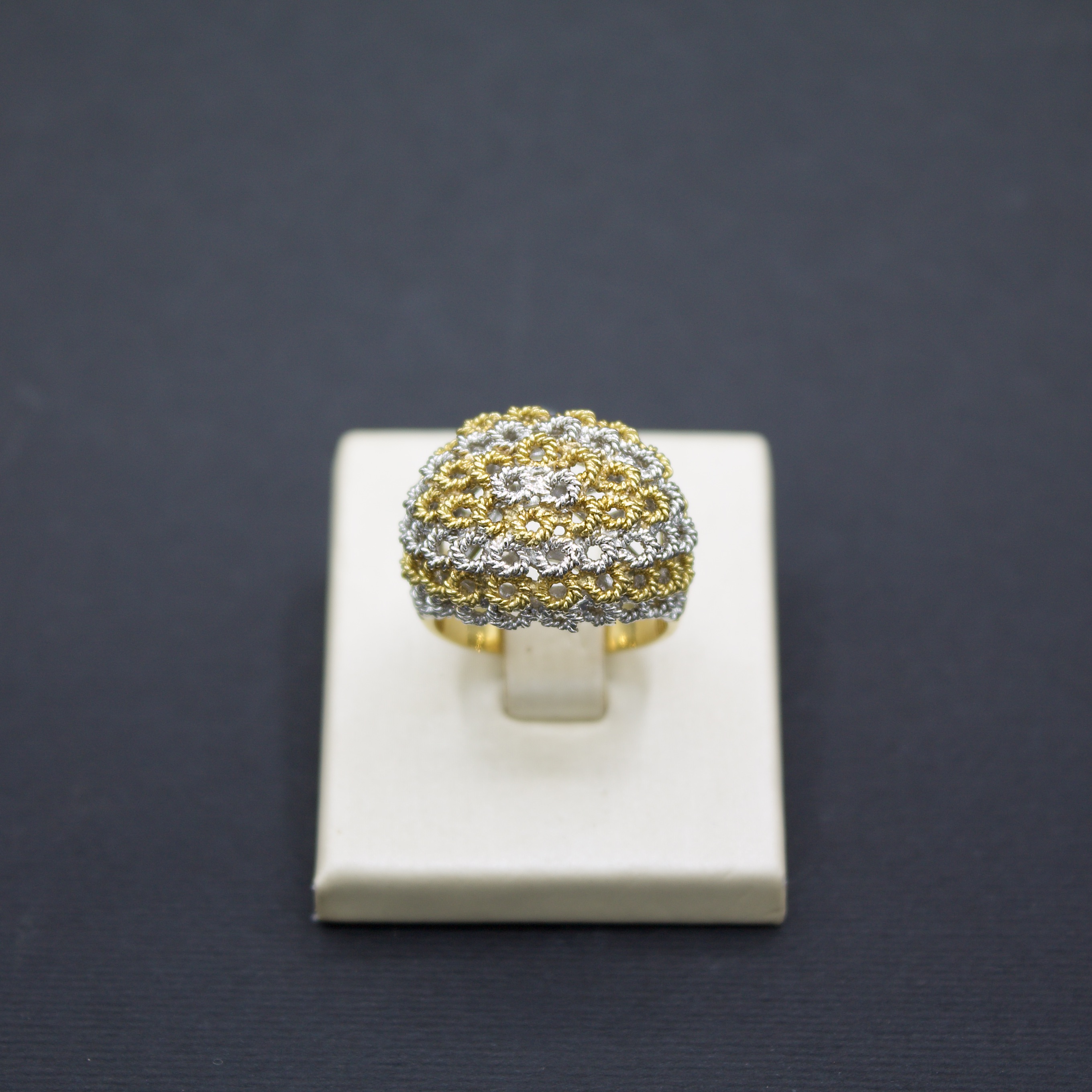 Anello fascia bombata oro giallo e bianco 18k lavorato
