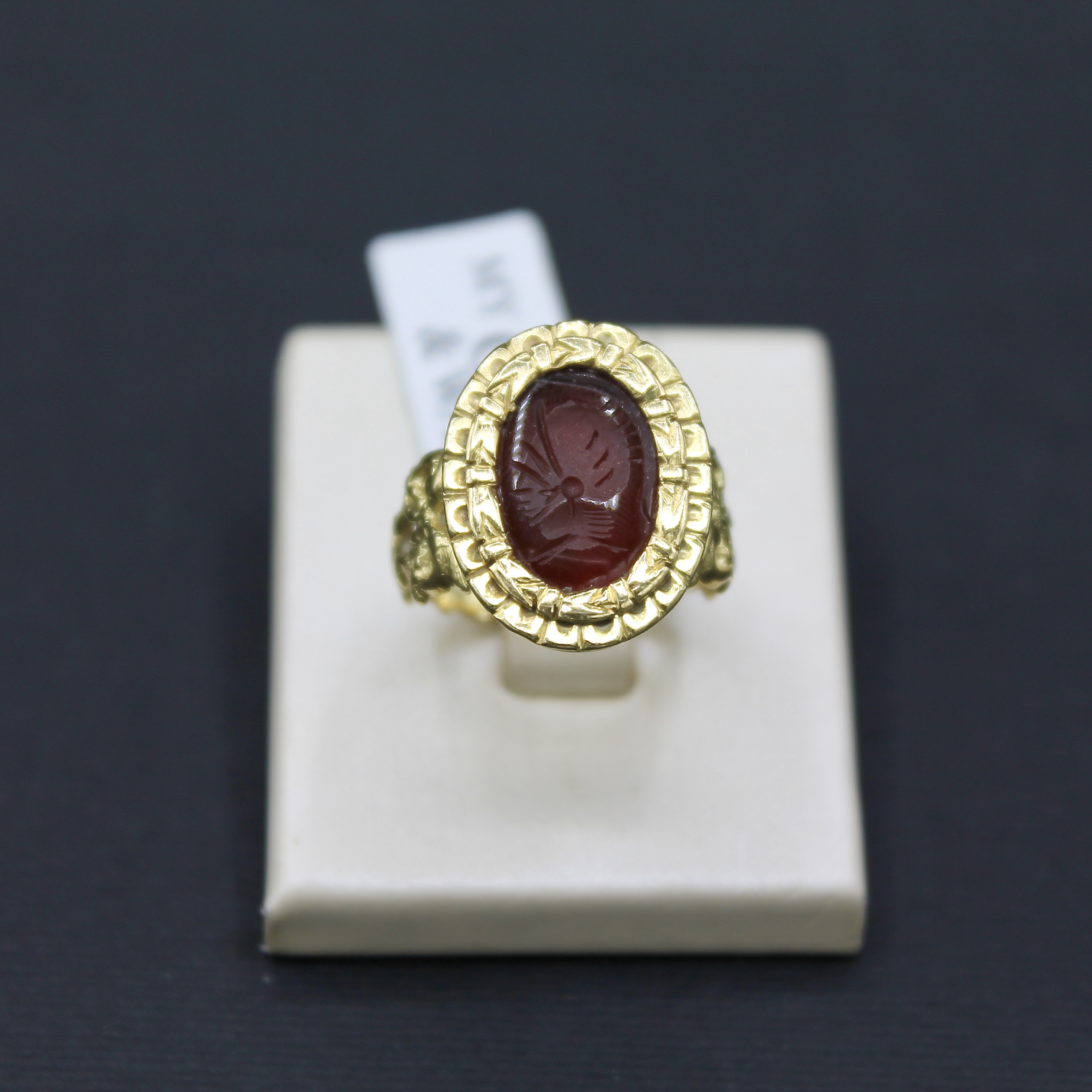 Anello oro giallo 18k con corniola rossa
