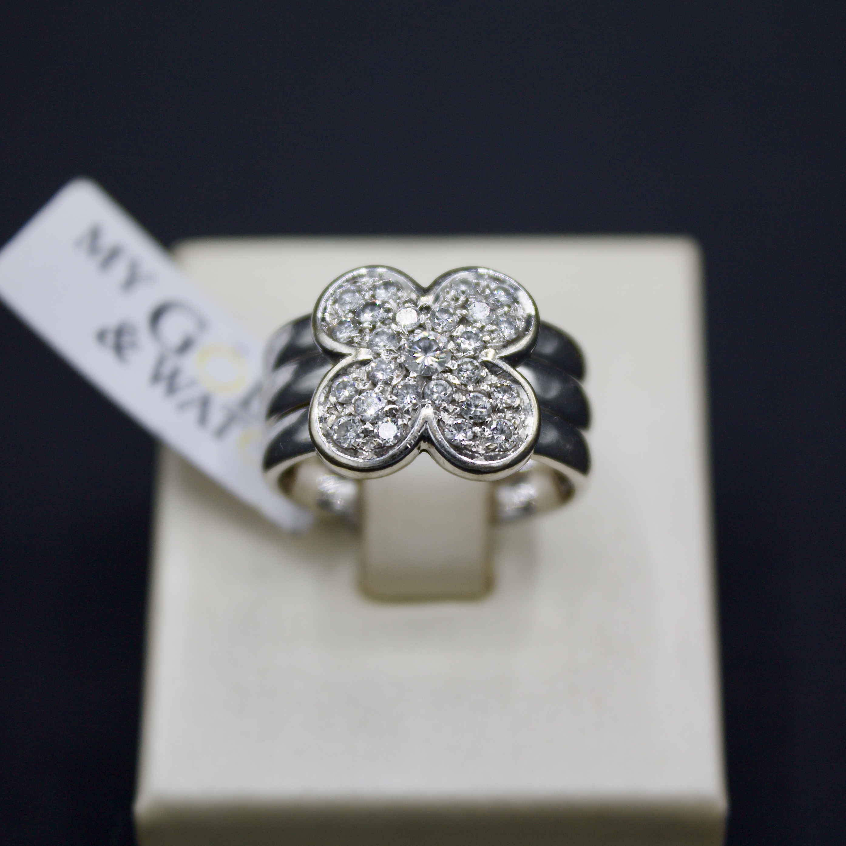 anello in oro bianco 18k a fiore con pavè di diamanti