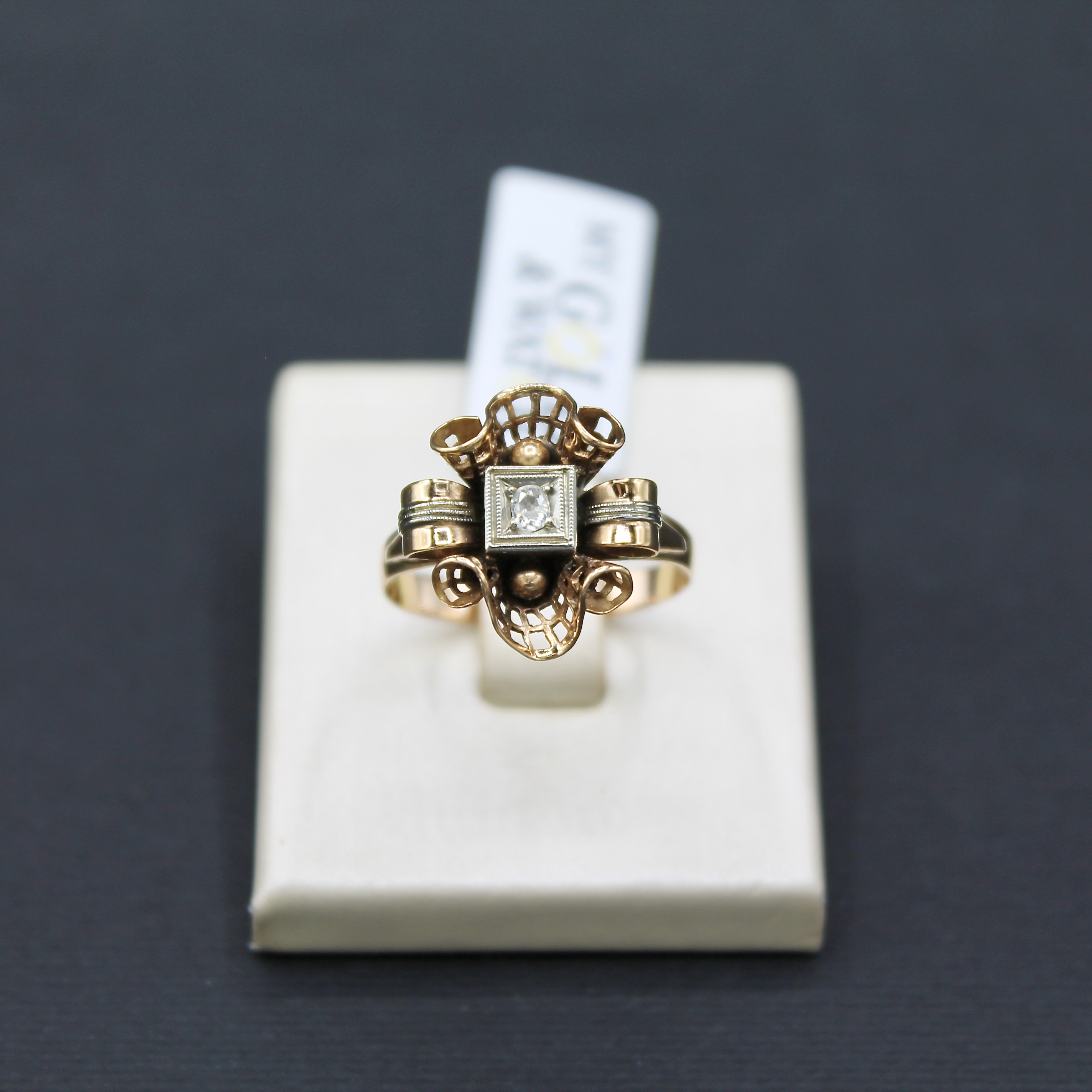 Anello in oro giallo 18k con diamante