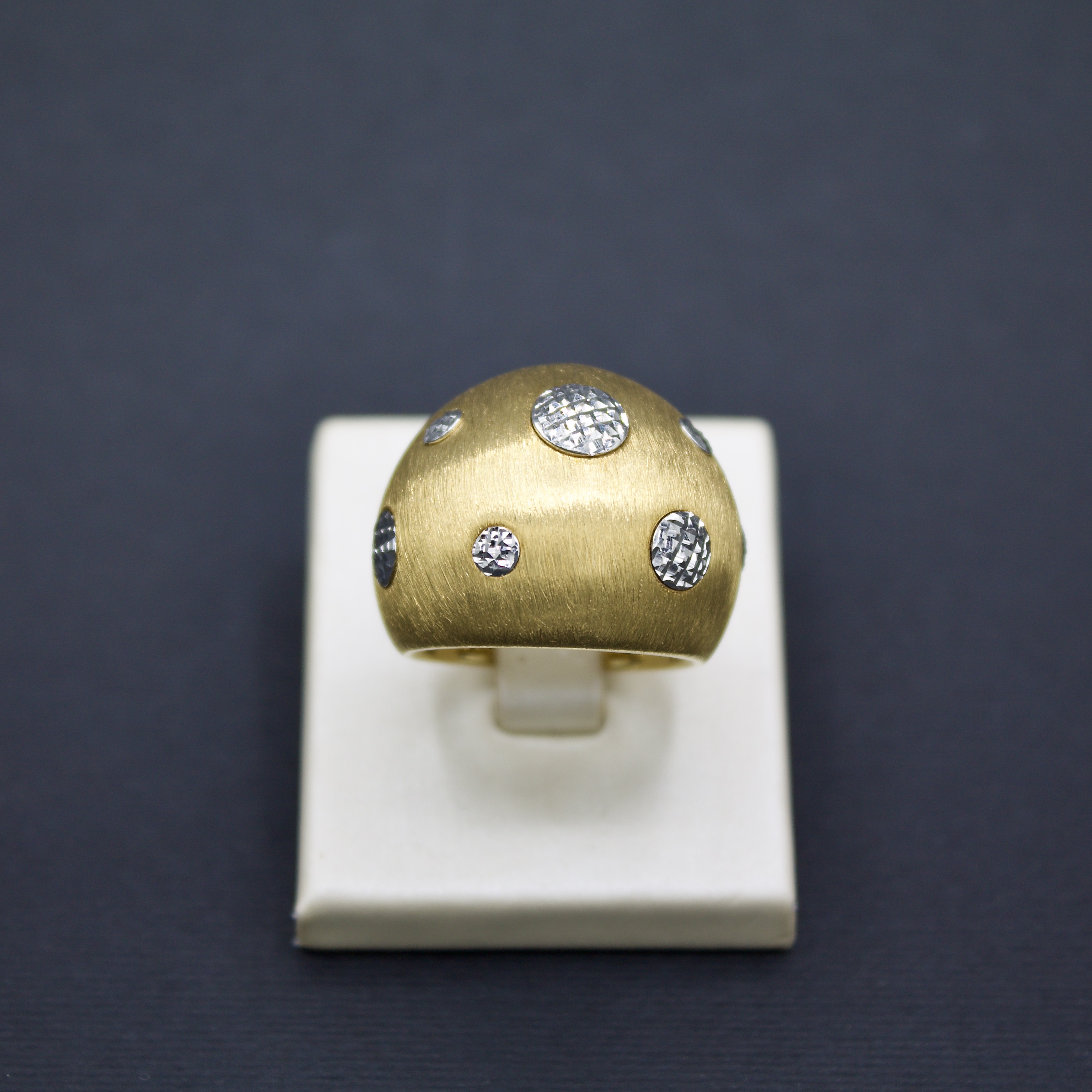 Anello a cupola in oro giallo e bianco 18k con pietre