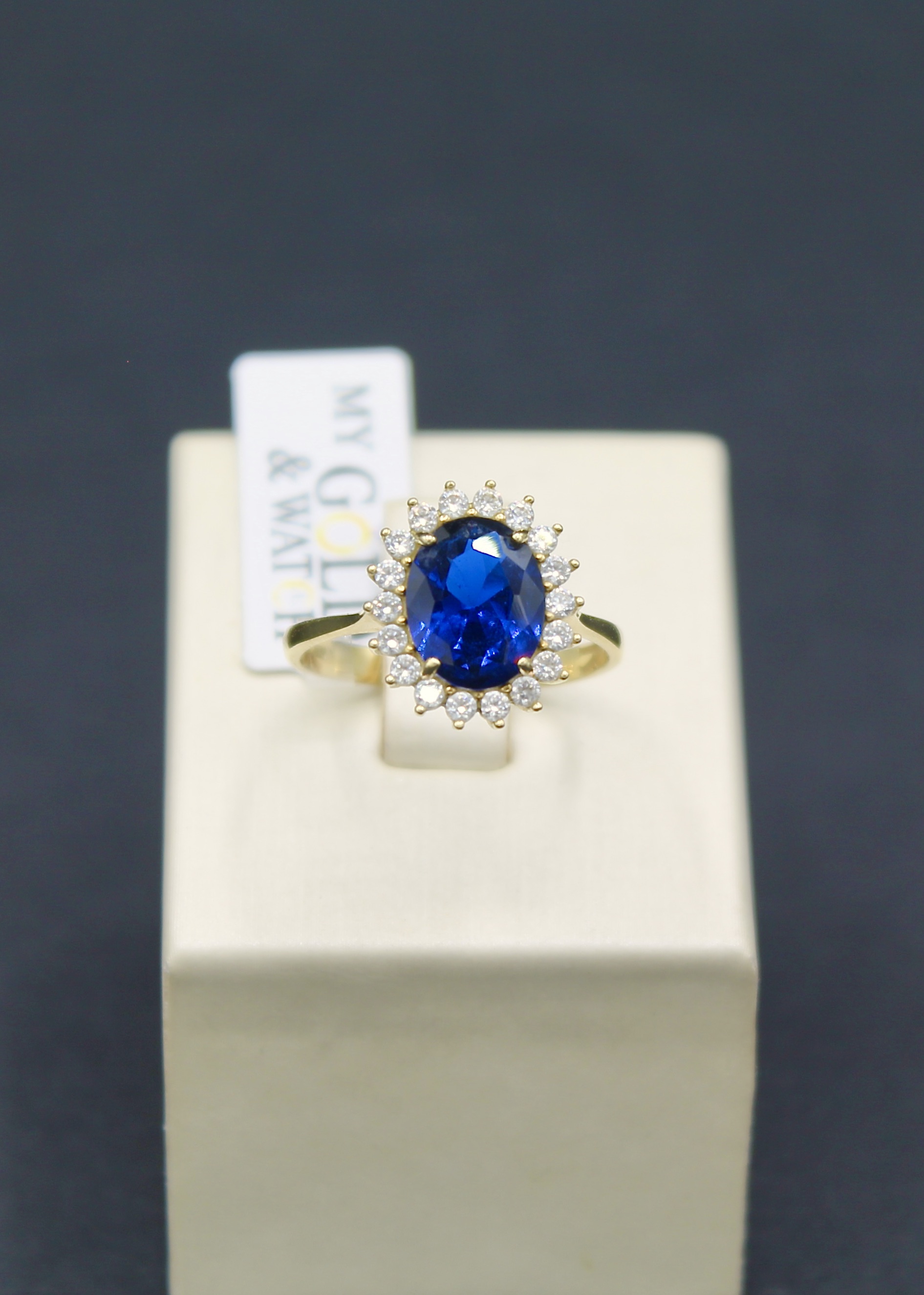 Anello in oro giallo 18k con pietra blu e zirconi