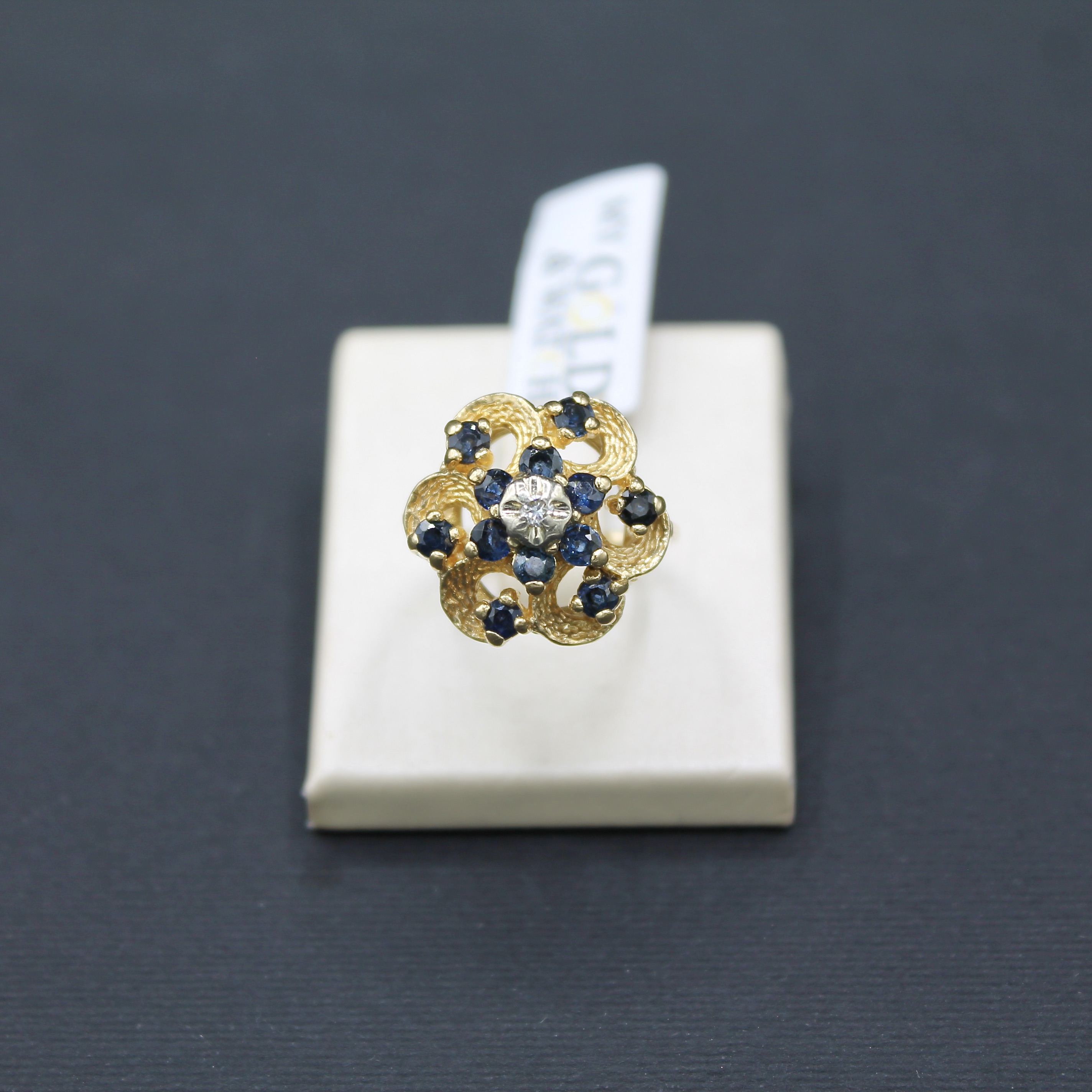 Anello a fiore oro giallo 14k con diamanti e zaffiri
