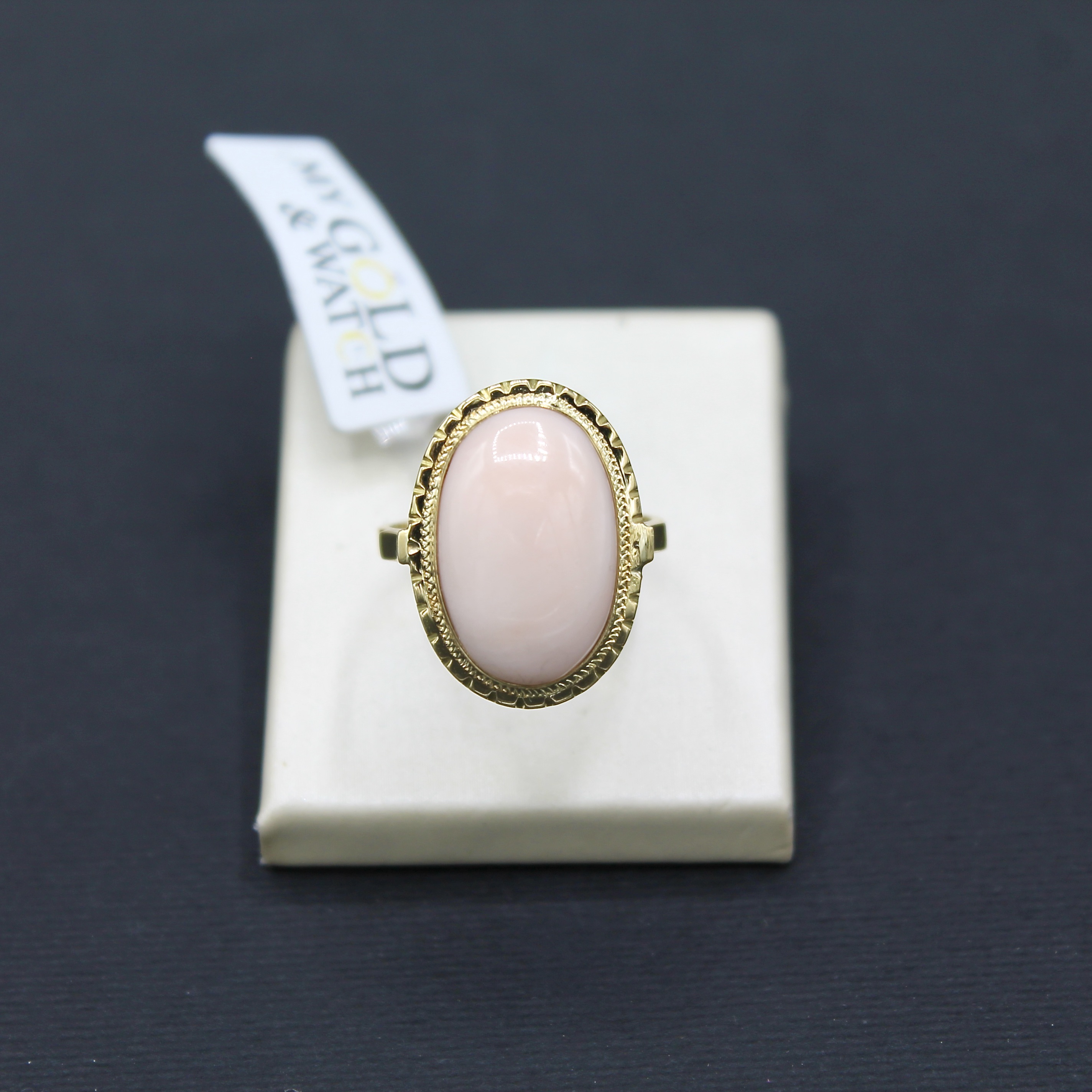 Anello in oro giallo 18k con corallo rosa