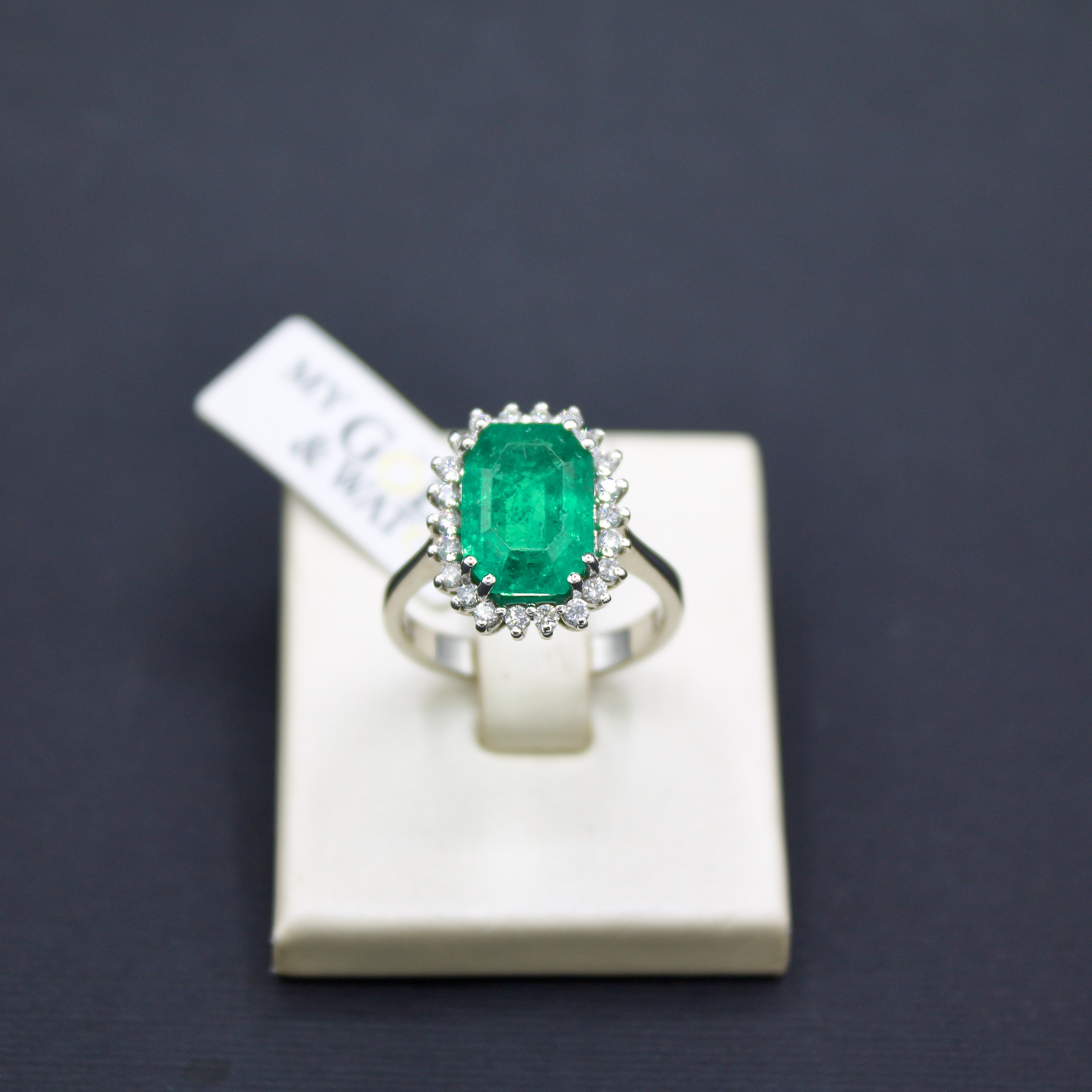 anello oro bianco 18k con smeraldo rettangolare e diamanti