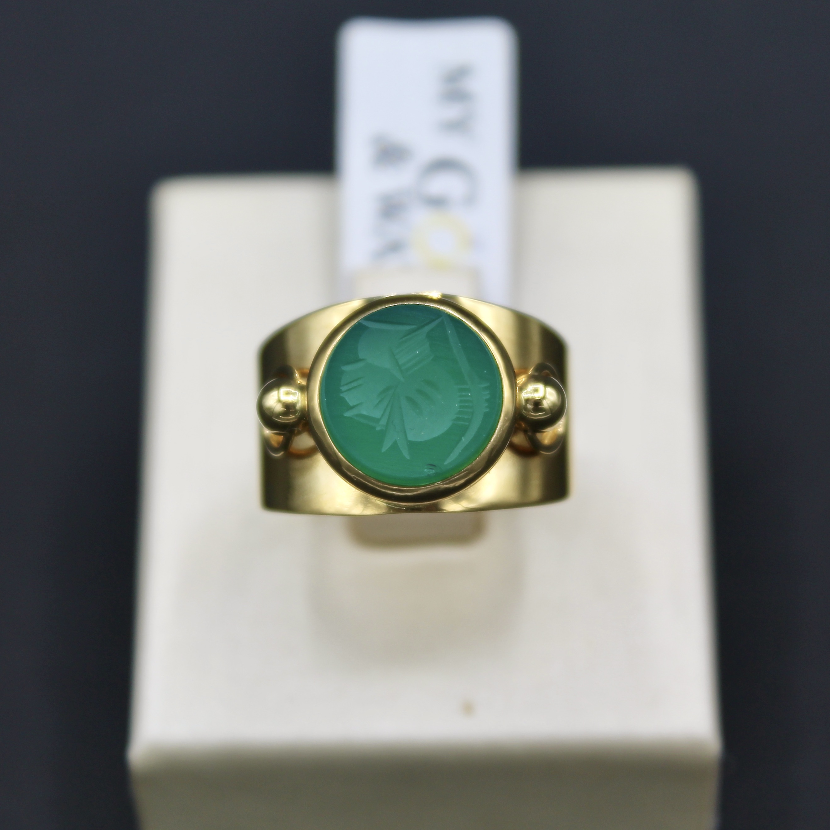 Anello fascia in oro giallo 18k con pietra verde
