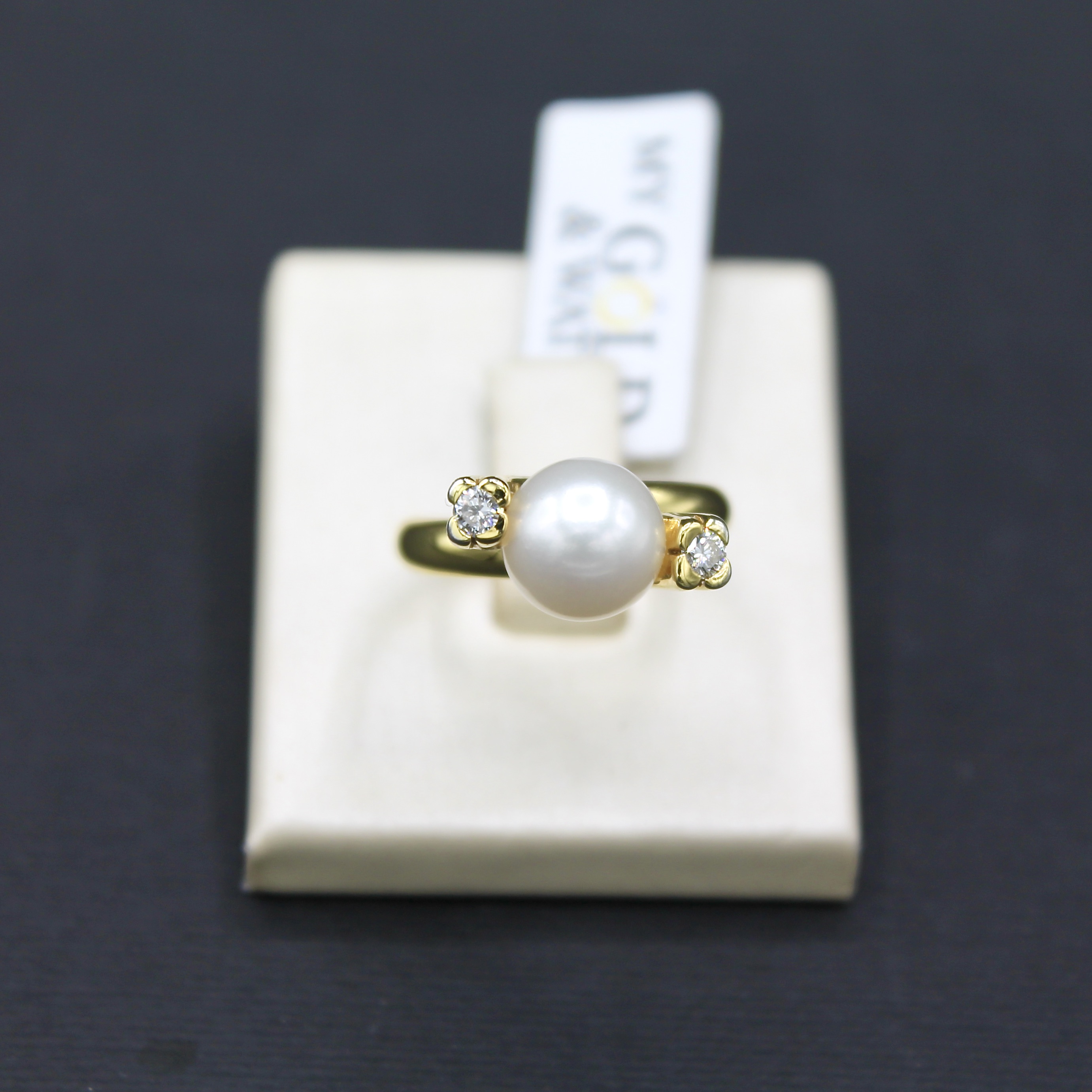 Anello oro giallo 18k con perla centrale e diamanti