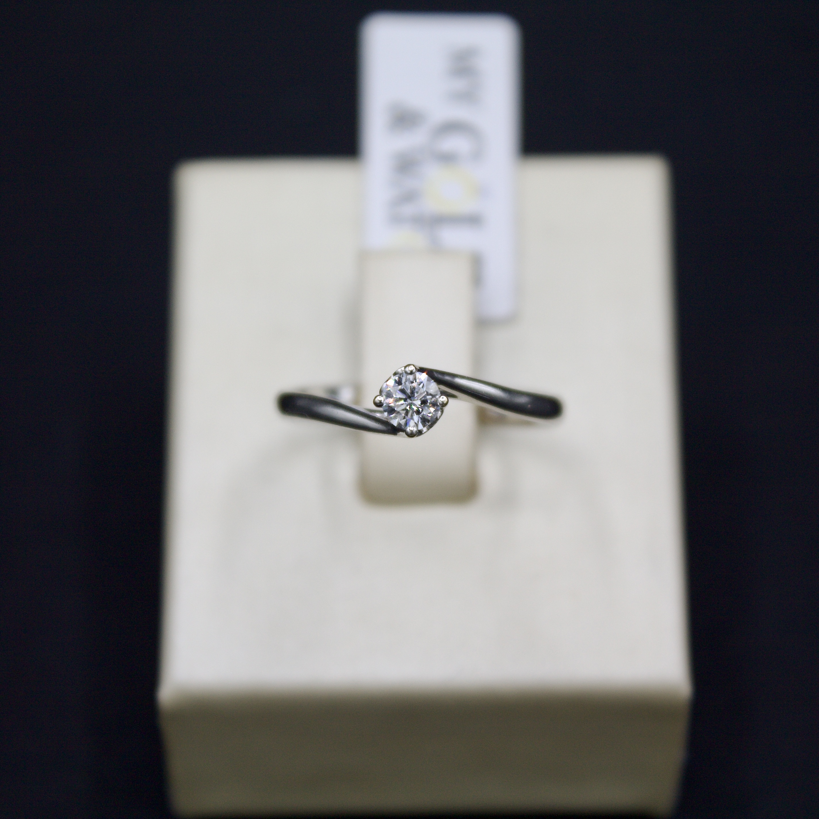 Anello oro bianco 18k con diamante solitario