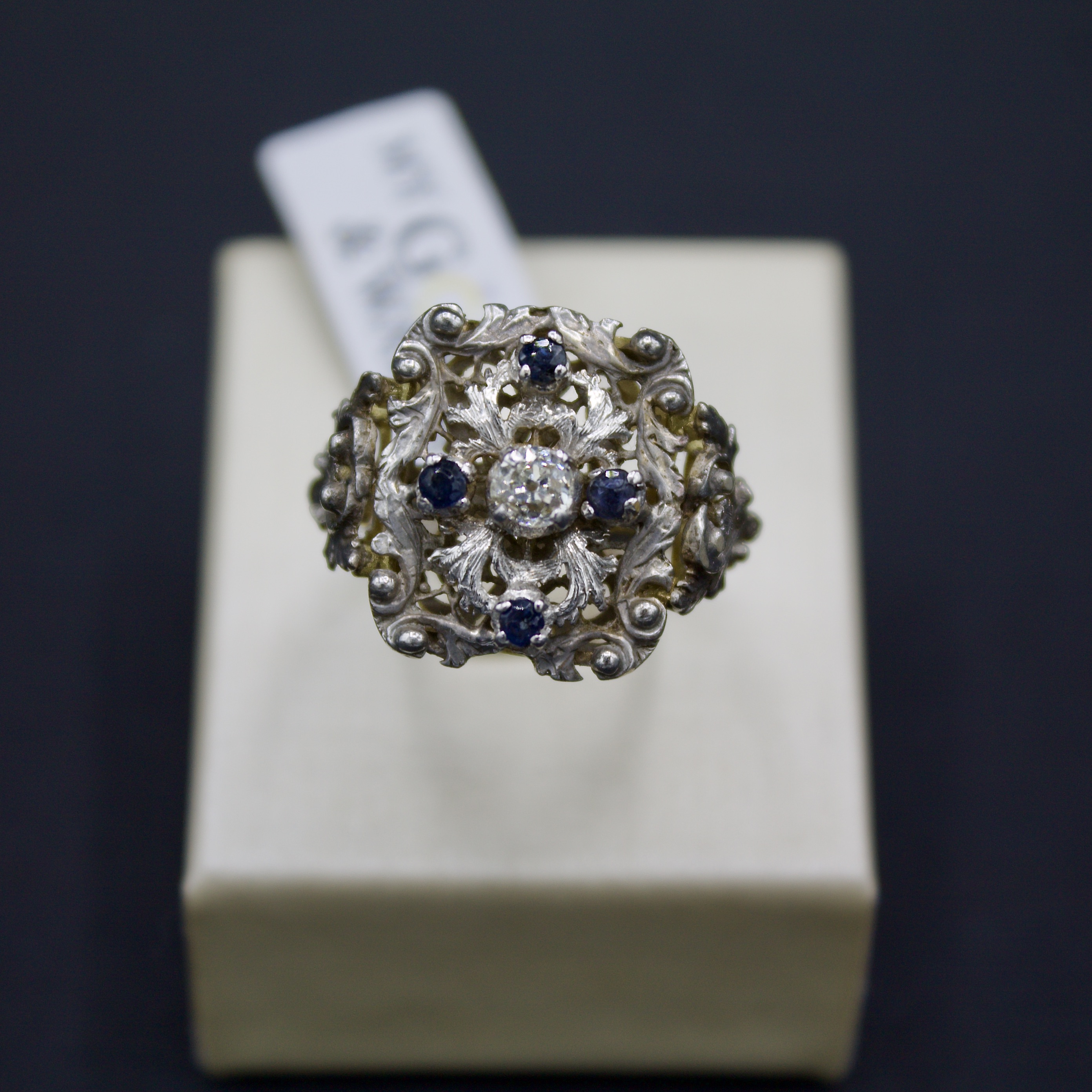 Anello antico in oro e argento con diamante e zaffiri