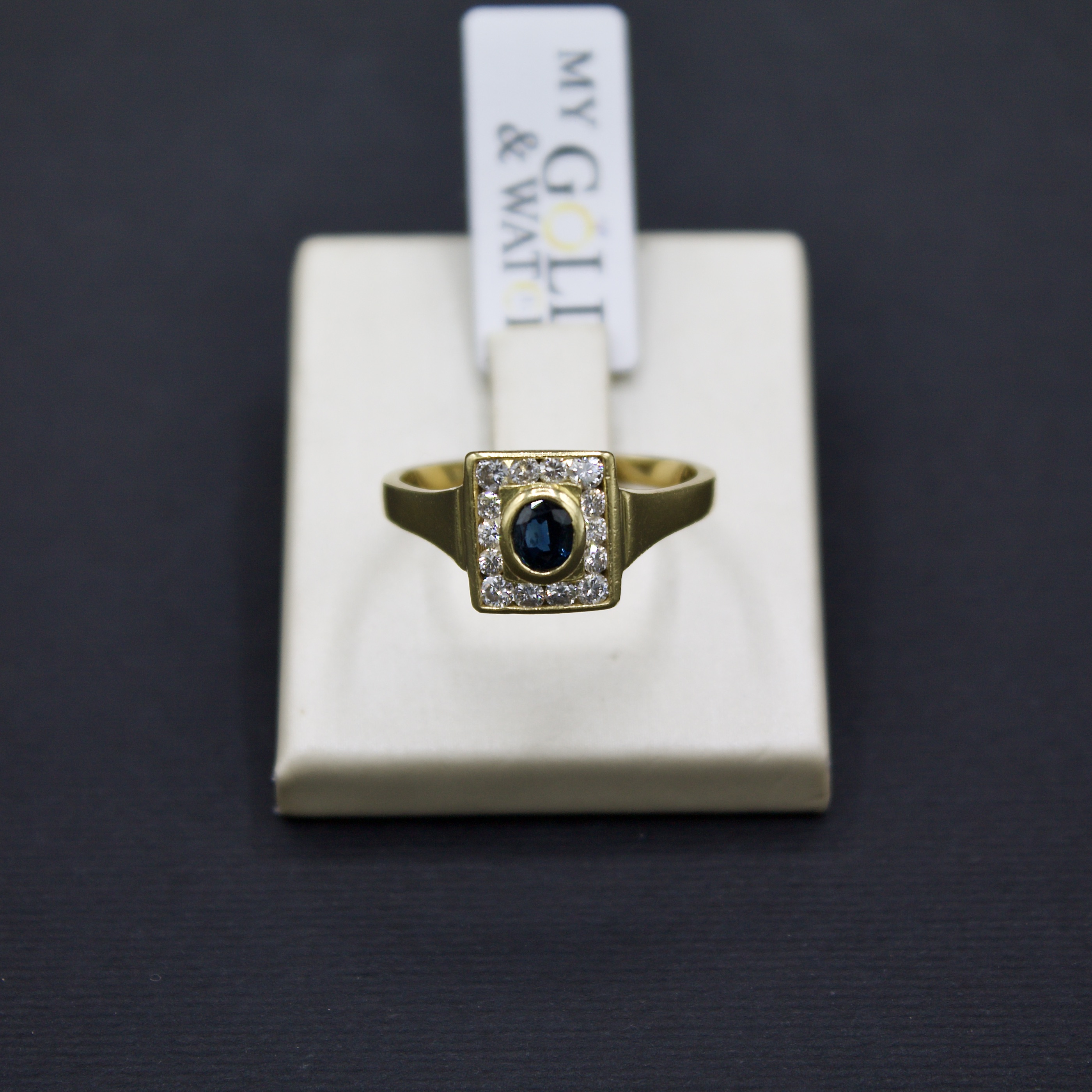 Anello in oro giallo 18k con zaffiro e diamanti