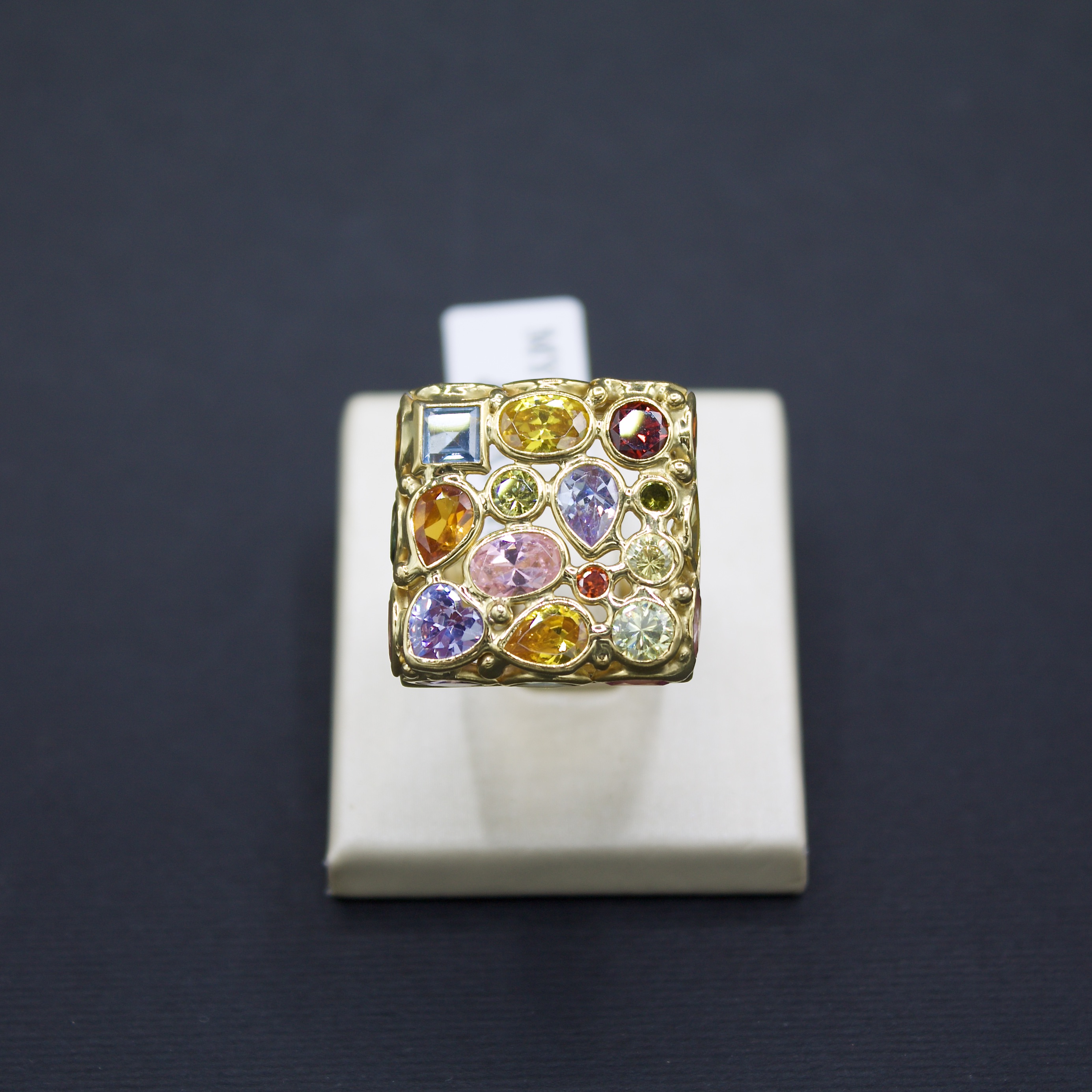 Anello a fascia in oro giallo 18k con pietre colorate