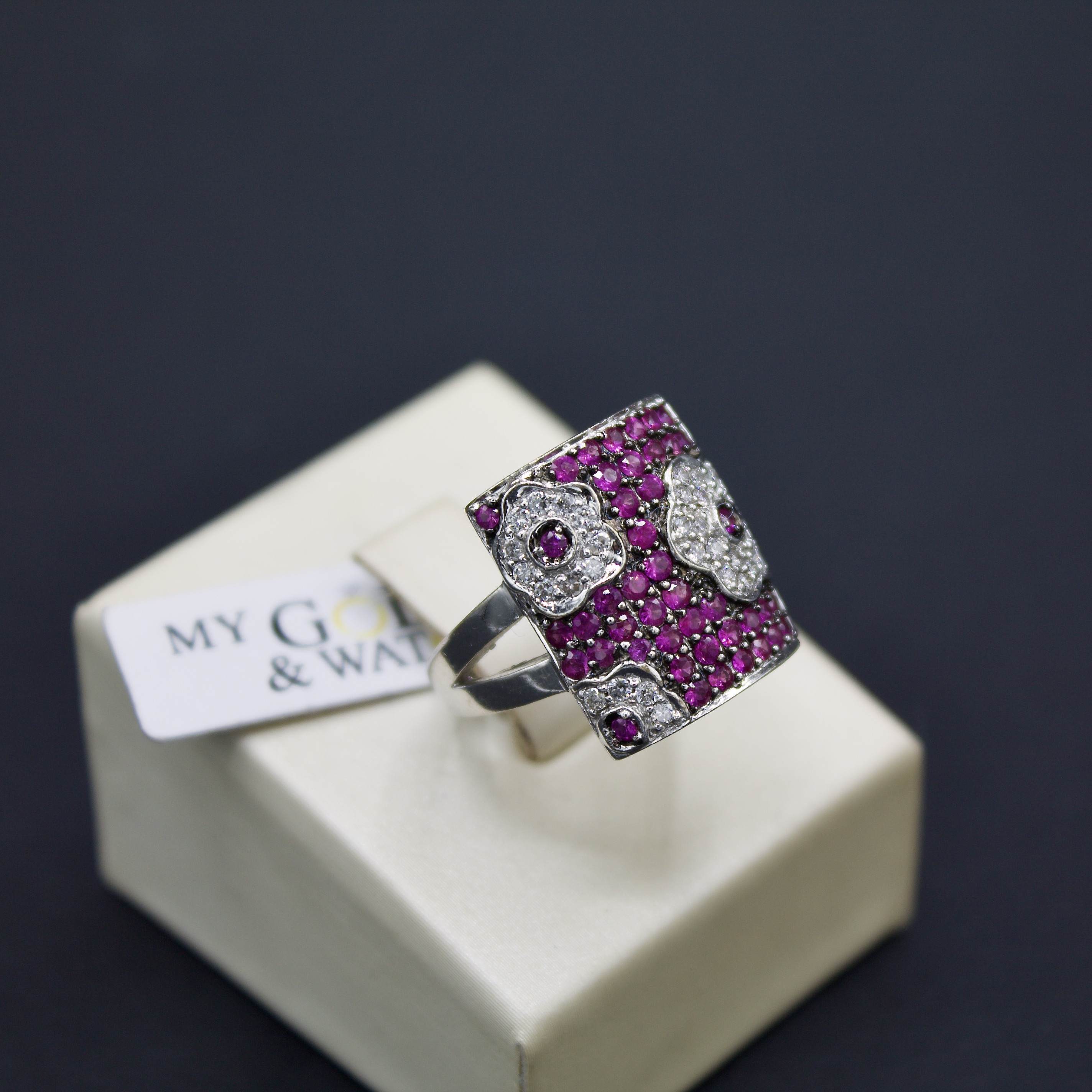 Anello in oro bianco 18k con rubini e diamanti